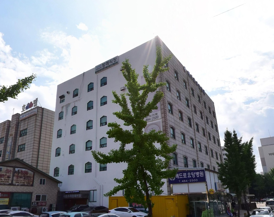 시흥우리장례식장 건물 외관과 장례식장 간판