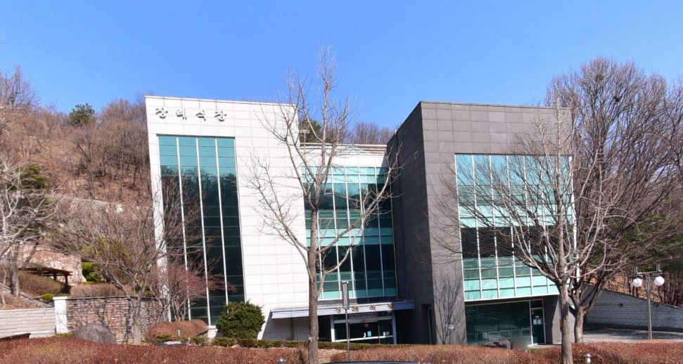 하남시마루공원장례식장 건물 정면과 상호 표지 하남시마루공원장례식장 석재 유리 외벽 정면