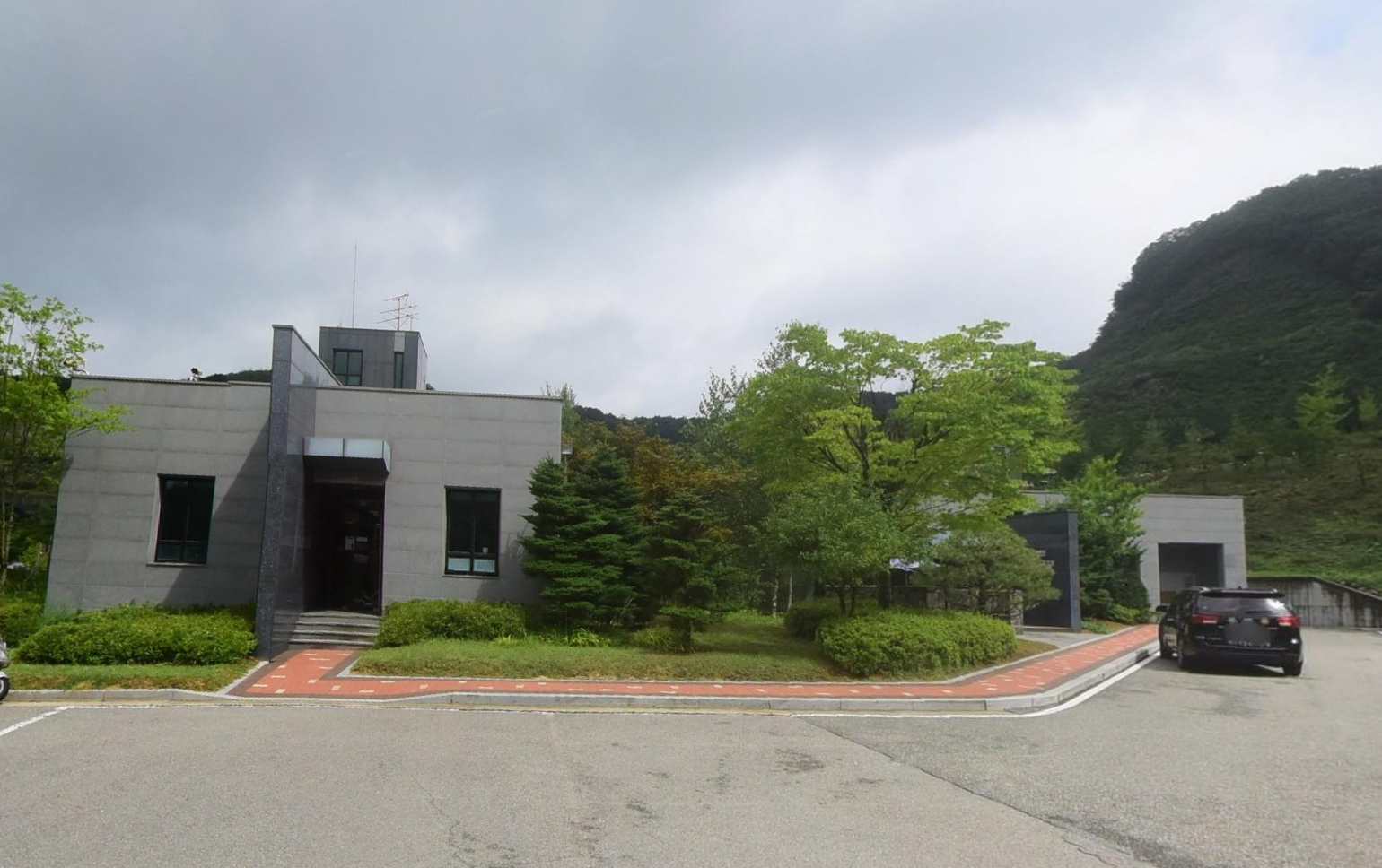 별그리다장례식장 회색 석재 건물 원경