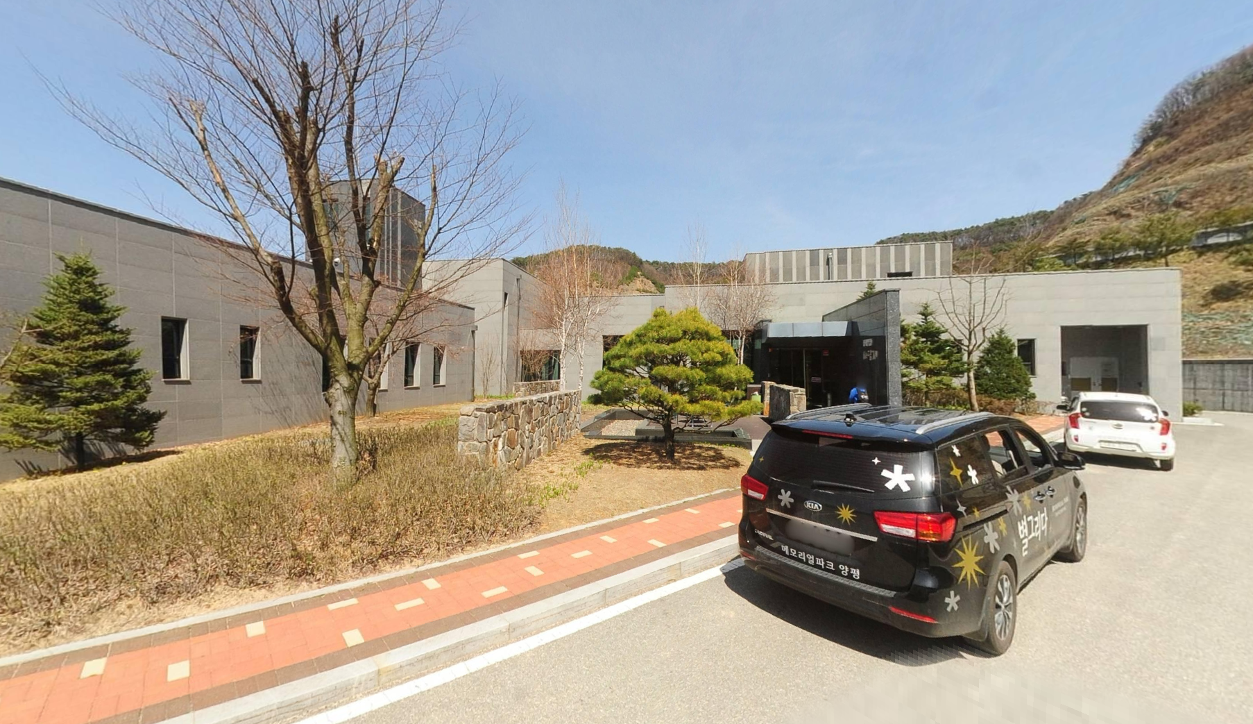 별그리다장례식장 진입로와 건물 출입구 별그리다장례식장 주차 차량과 정면 입구