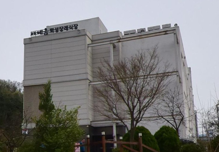 화성장례식장 측면에서 본 건물 전경 화성장례식장 나무 뒤 건물 측면 모습
