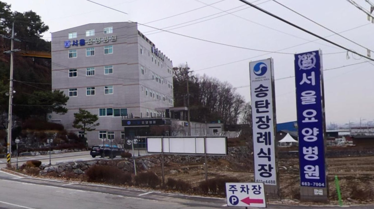 송탄장례식장 도로변 안내 간판 송탄장례식장 도로변 간판과 건물