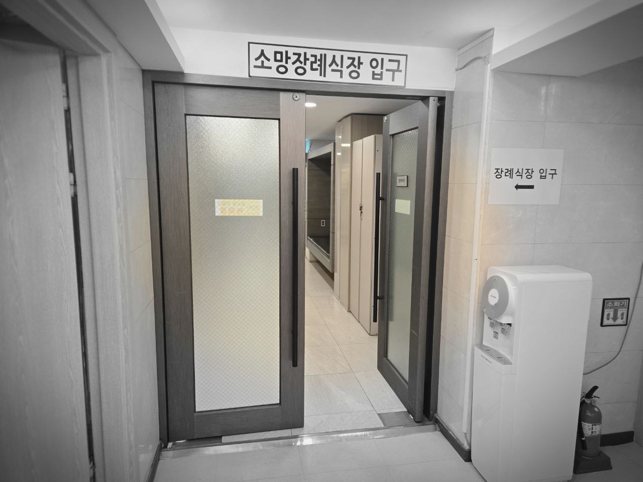 장례식장 입구와 방향 안내문이 보이는 사진