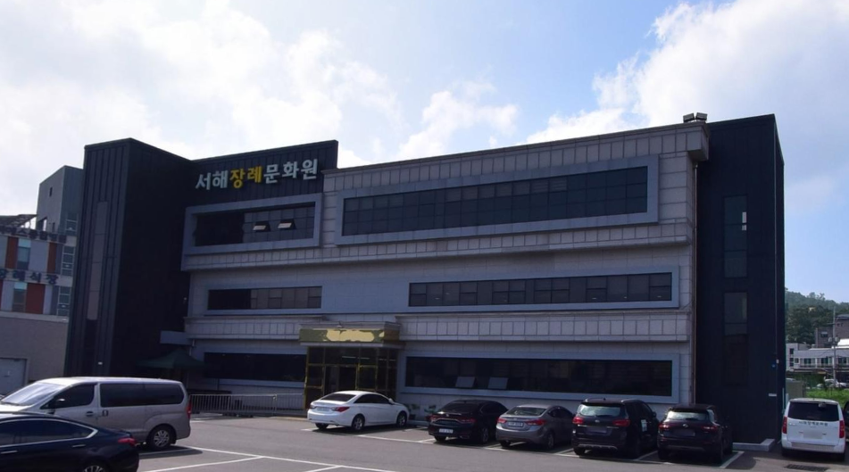 서해장례문화원 측면 주차장 방향 서해장례문화원 측면 건물 모습