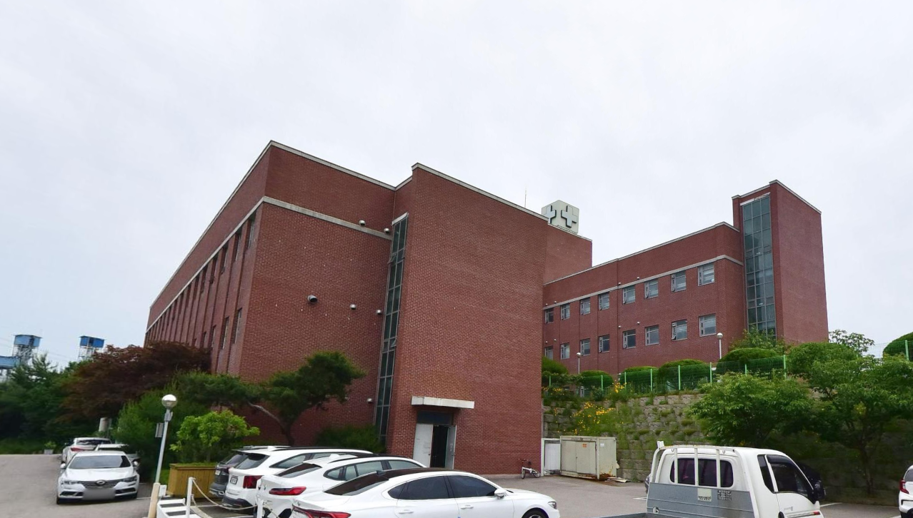 이편안장례식장 벽돌 건물 전경 이편안장례식장 병원 건물 전경