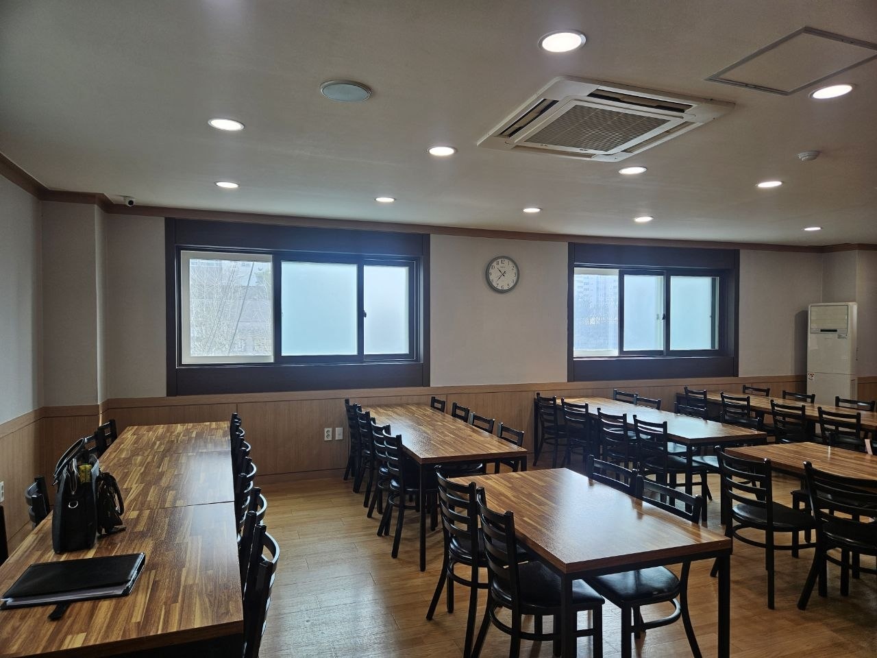 태릉성심장례식장 목재 식탁이 놓인 식당 공간 태릉성심장례식장 식당 내부 전경입니다.
