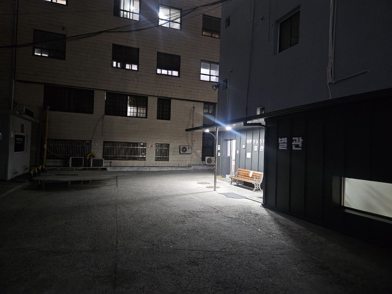 태릉성심장례식장 야간 별관 입구와 벤치 태릉성심장례식장 별관 입구의 야간 모습