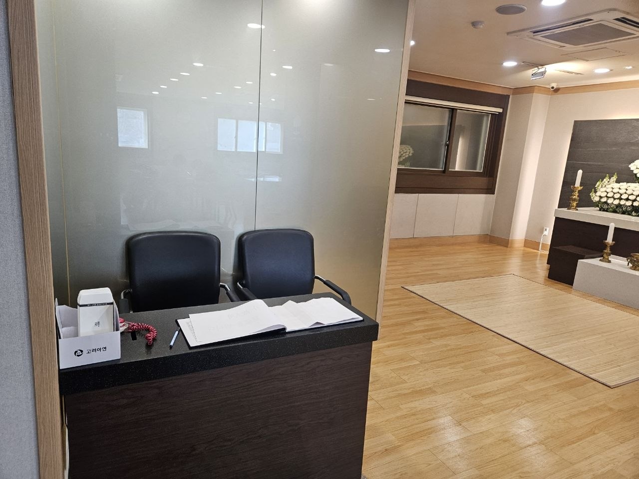 태릉성심장례식장 빈소 접수대와 제단 공간 빈소 접수대와 제단이 보이는 실내 사진
