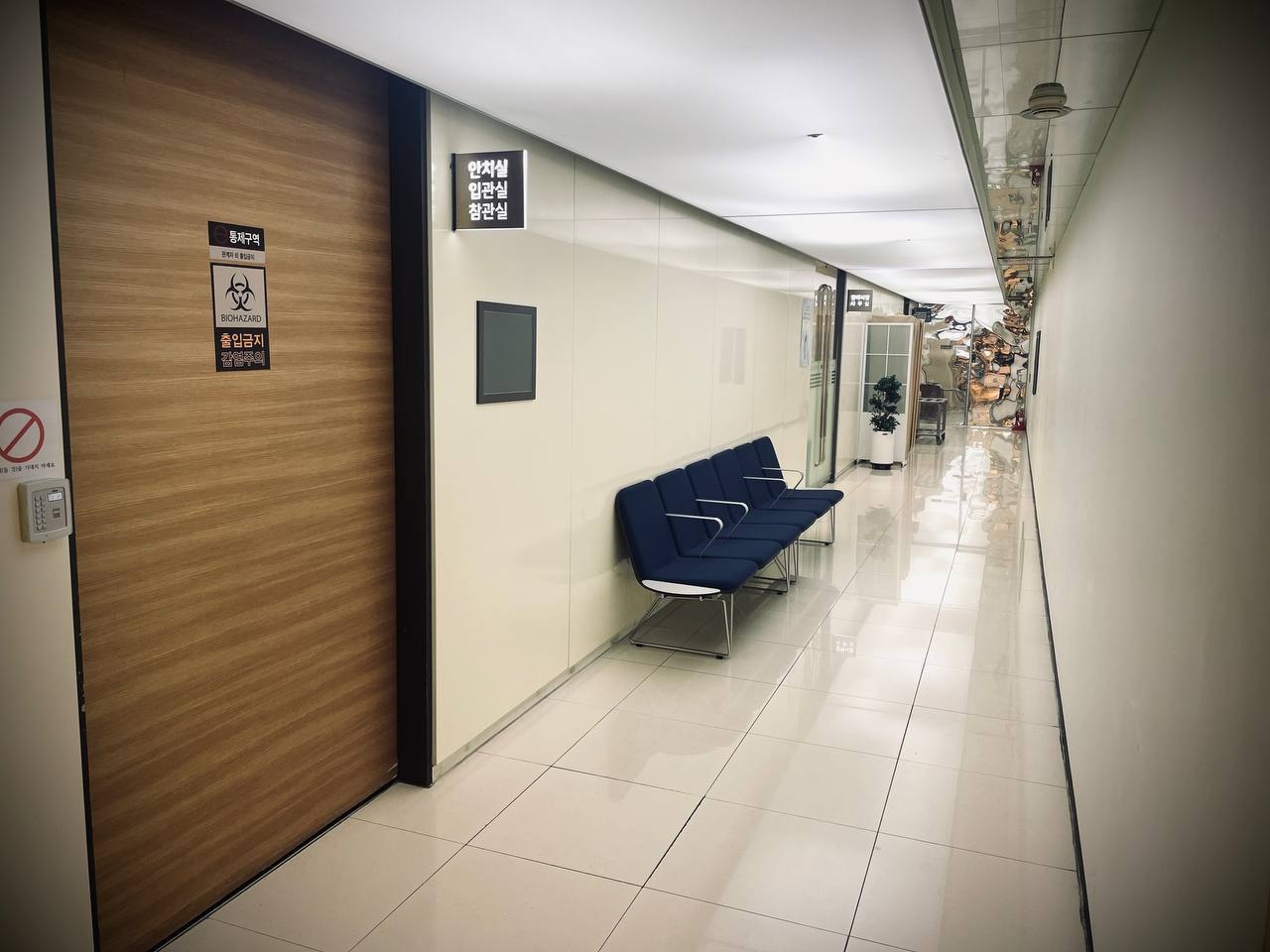 강남세브란스장례식장 안치실 앞 복도 대기공간 강남세브란스장례식장 안치실 앞 복도와 대기 의자