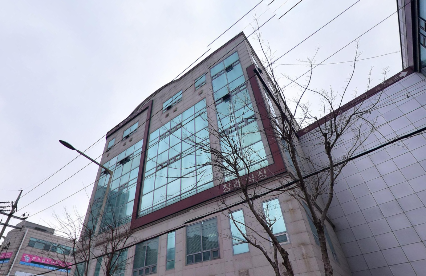 온누리장례식장 건물 측면과 간판 온누리장례식장 유리벽 건물과 장례식장 간판