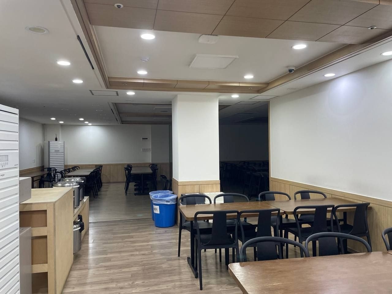 명지병원장례식장 식당 좌석과 배식 공간 식당 좌석과 배식대가 보이는 실내 사진