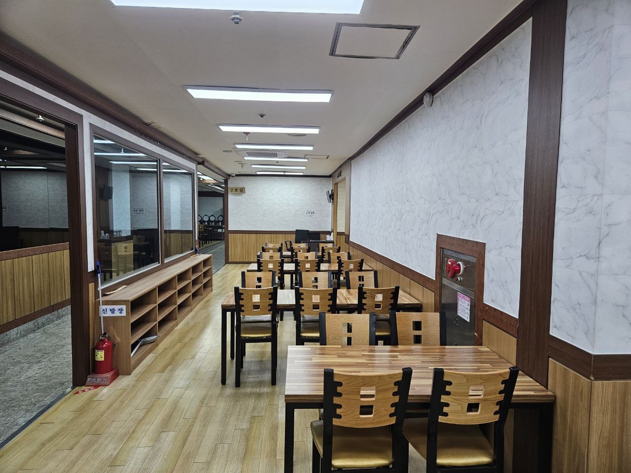 의정부백병원장례식장 조문객 대기실 대기실 내부 전경이 보입니다.
