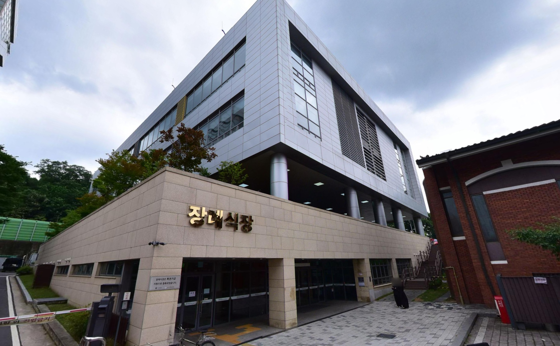 중앙보훈병원장례식장 정면 출입구 중앙보훈병원장례식장 현관과 간판