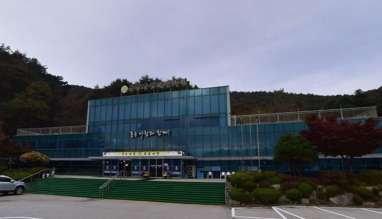 금강산장례문화원 정면 전경 금강산장례문화원 정면 유리건물 모습