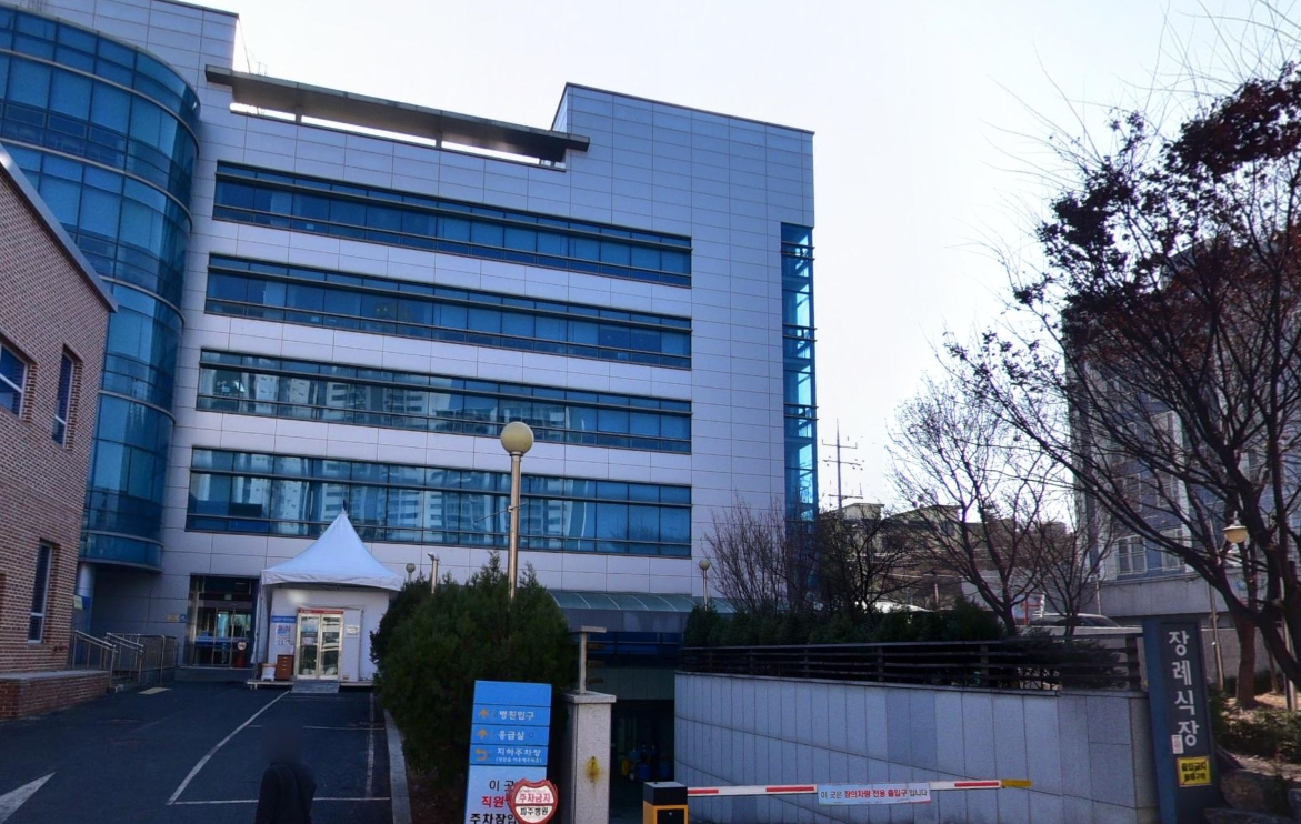 파주병원장례식장 장례식장 진입 구역 모습 파주병원장례식장 진입 구역과 장례식장 안내 간판