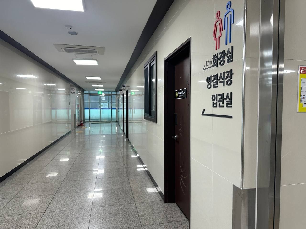 계양청기와장례식장 복도 화장실 안내 표지 계양청기와장례식장 복도 벽면 안내 표지