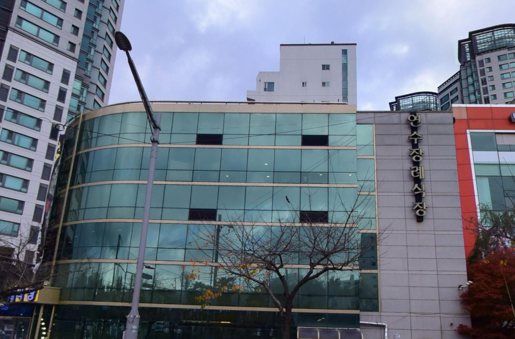 연수장례식장 측면 유리 외벽 모습 연수장례식장 흐린 날 건물 측면 전경