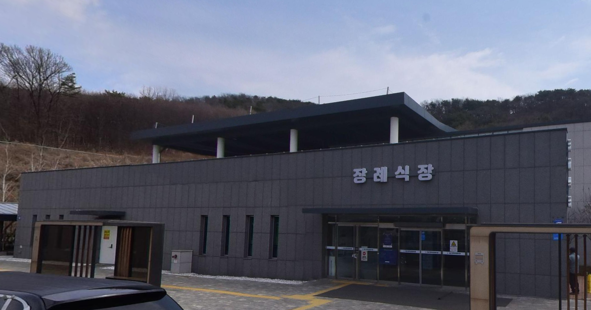 함백산장례식장 주출입구 건물 정면 함백산장례식장 회색 외벽 주출입구 모습