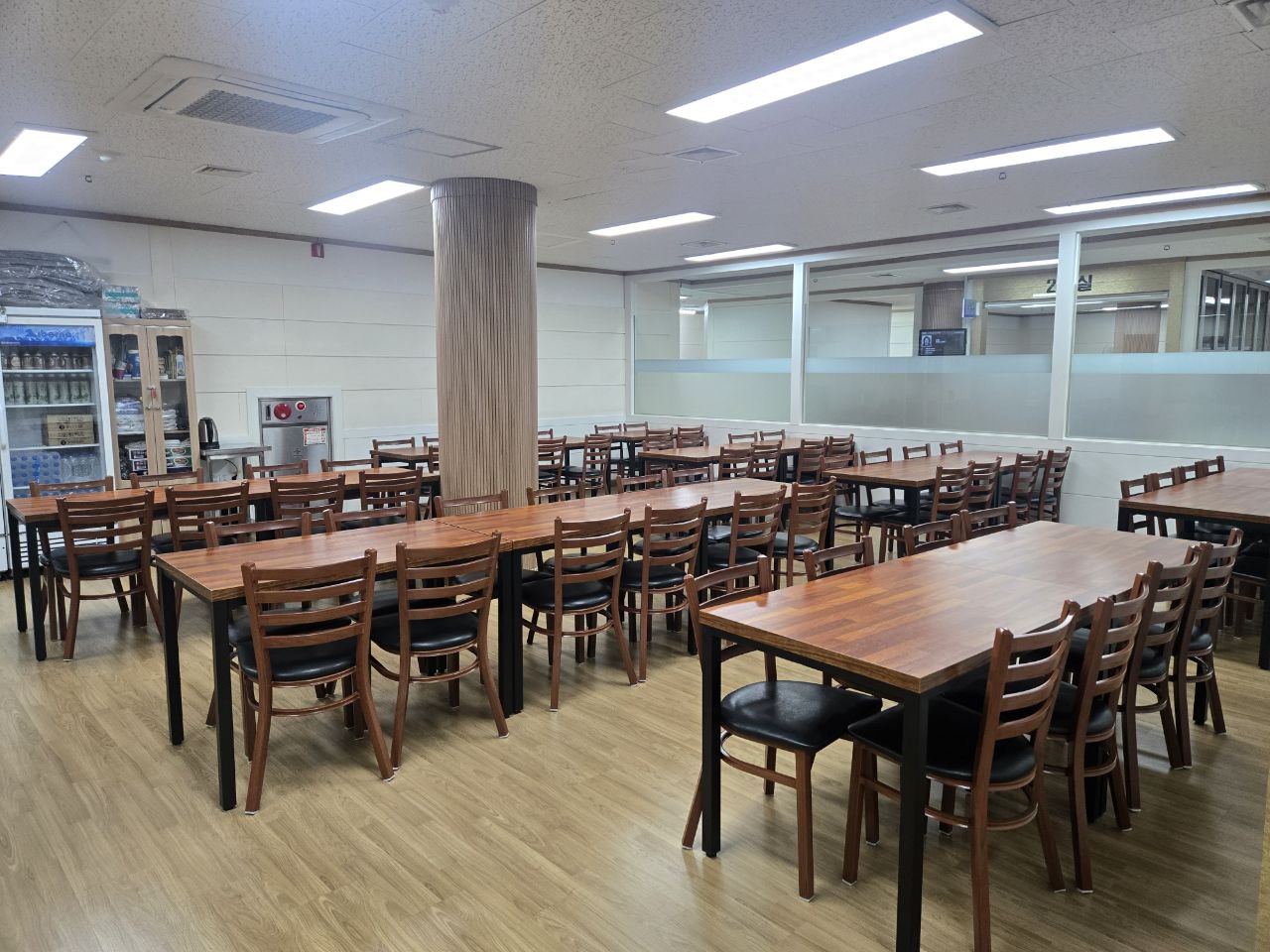 강서개화장례식장 식사공간 전경 다수의 테이블과 의자가 있는 식당