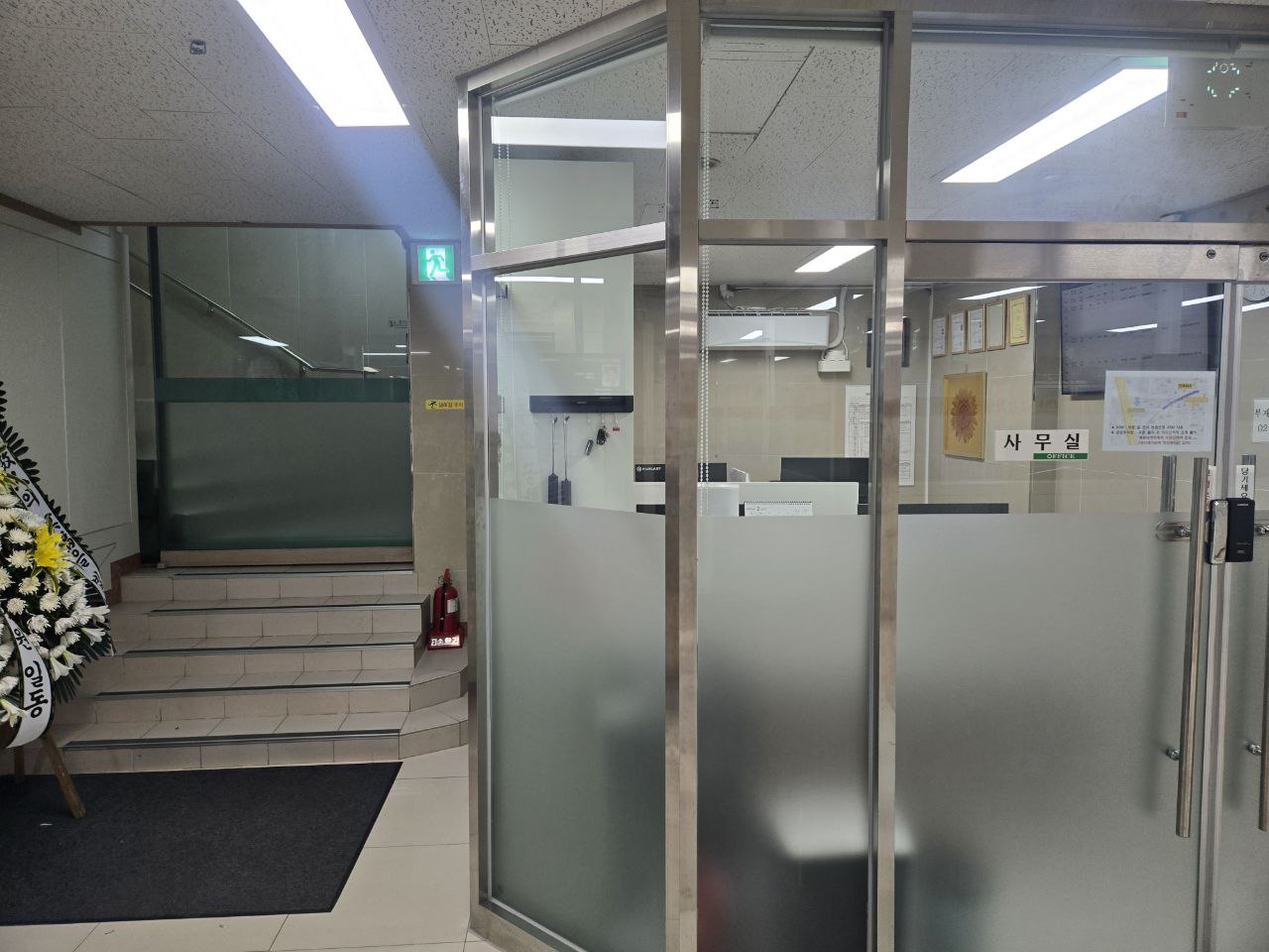 강서개화장례식장 사무실 출입구 모습 유리문 형태의 사무실 입구
