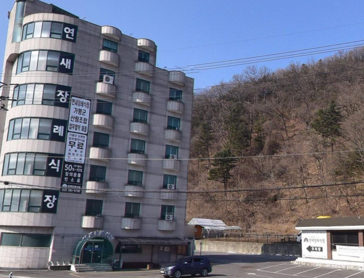 연새장례식장 세로 간판 건물 연새장례식장 주차장과 건물 전경