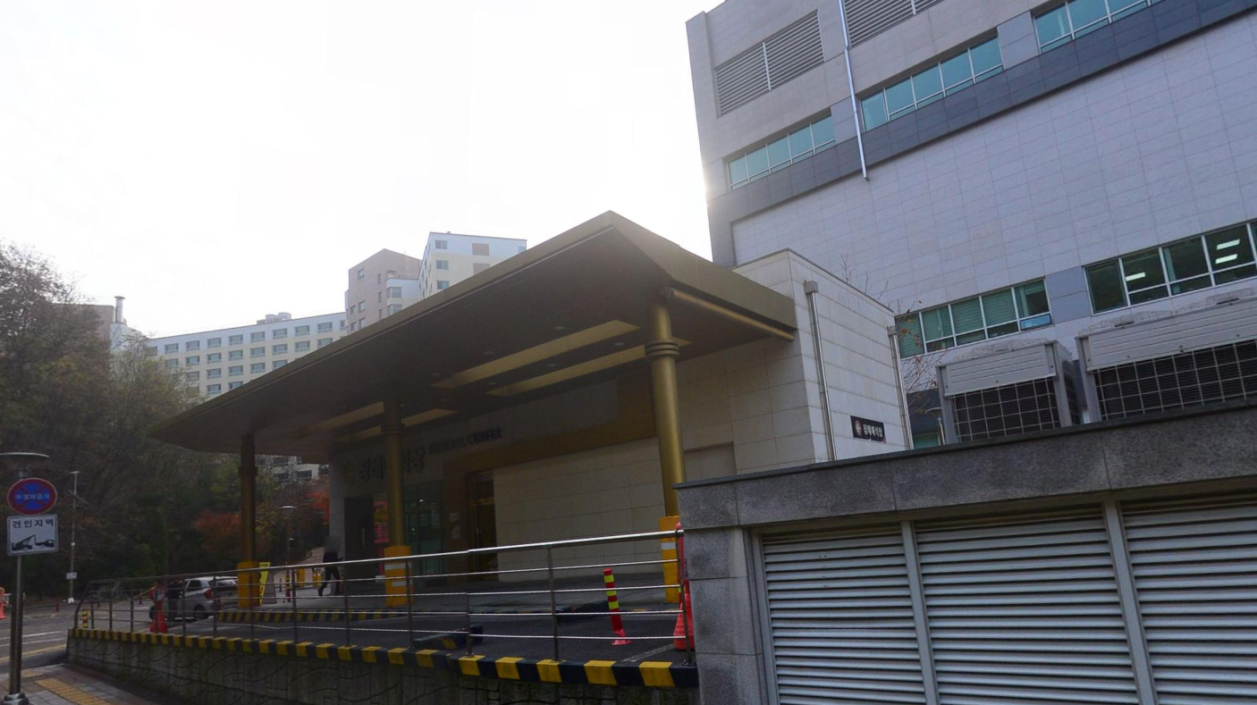 국제성모장례식장 캐노피 출입구 전경 국제성모장례식장 진입로 입구 모습