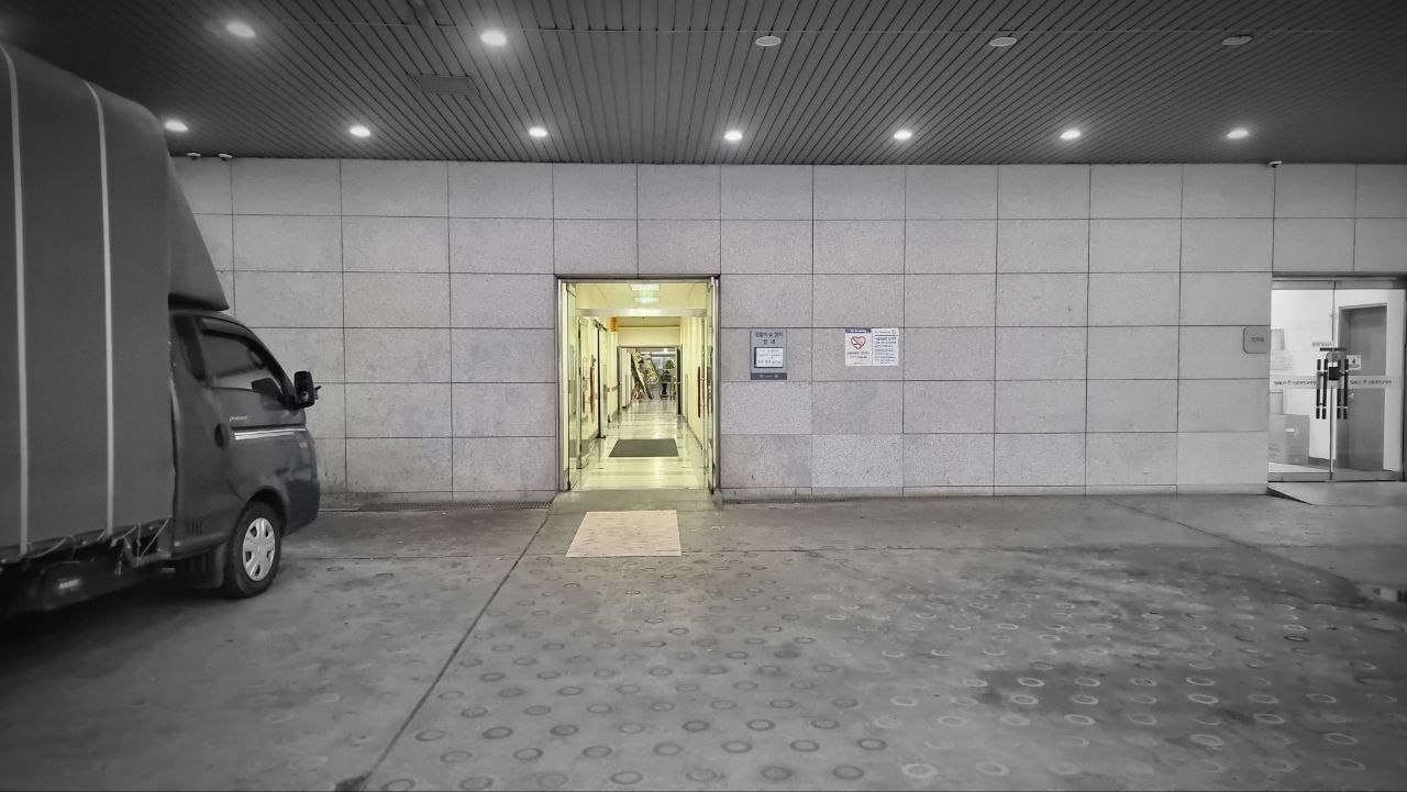 서울대병원장례식장 입구 모습 장례식장 입구의 현대적 외관