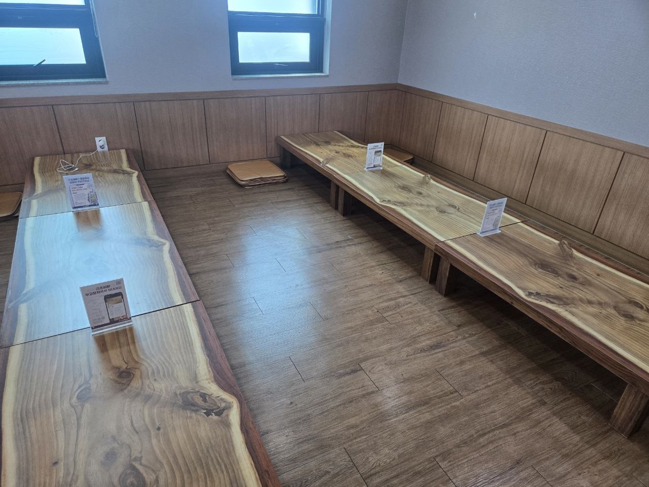 보람인천장례식장 가족 대기실 좌식 테이블 좌식 테이블과 바닥 공간 구성