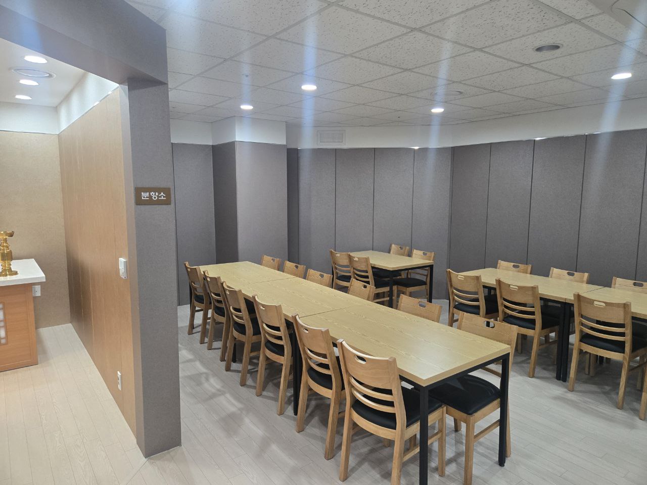 서울제중쉴낙원장례식장 분향소 옆 식사공간 분향소 인근 테이블과 의자 공간