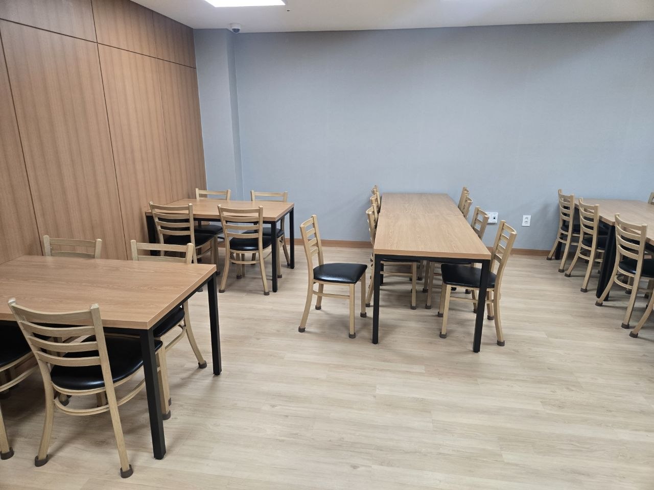 안산중앙요양병원장례식장 식사 공간과 테이블