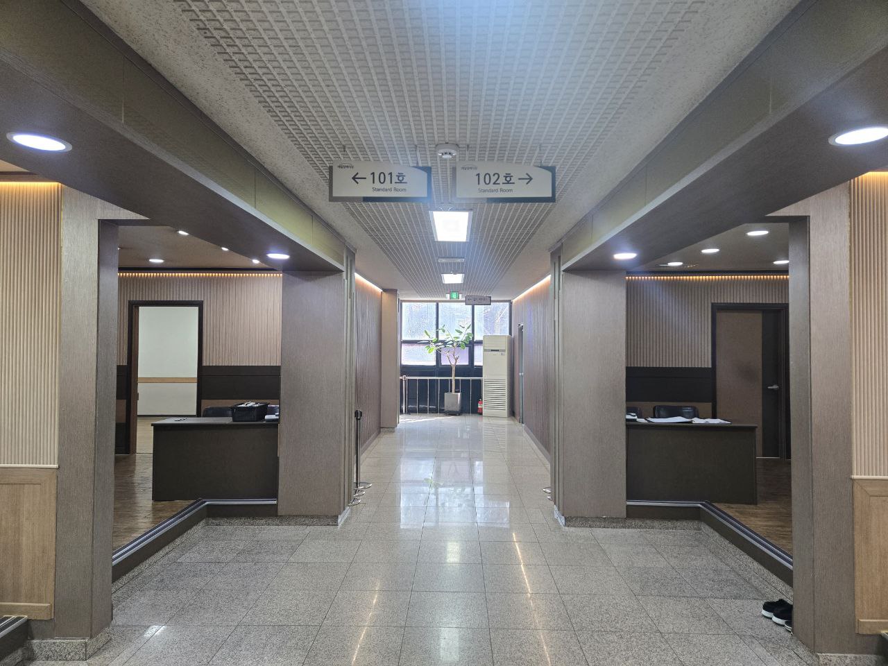 안산제일장례식장 빈소 복도와 분향실 안내 표지 안산제일장례식장 빈소 방향 안내 표지가 있는 복도