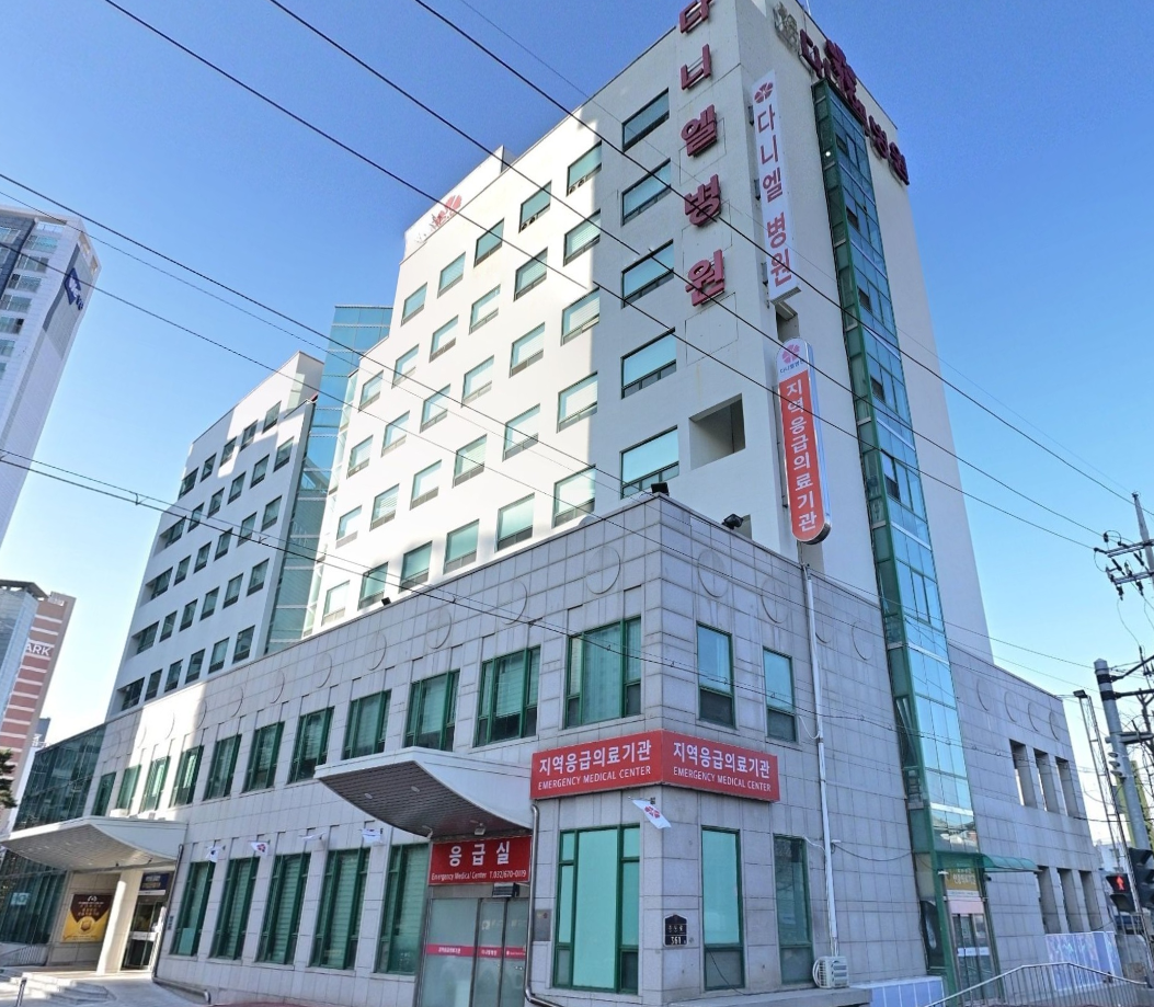 다니엘장례식장 다니엘병원 코너 외관과 응급의료센터 표지 다니엘장례식장 다니엘병원 건물 측면과 응급실 입구