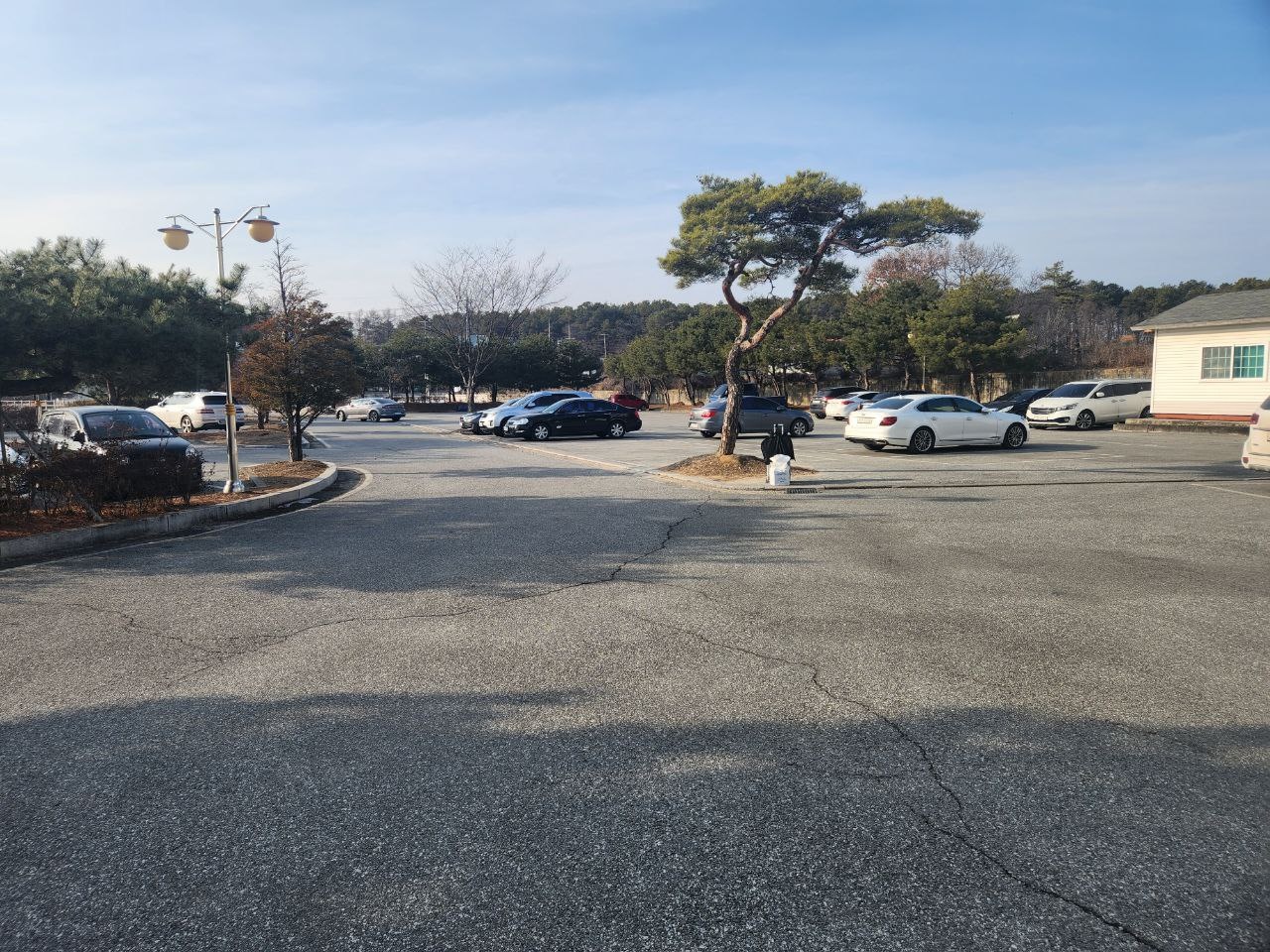 여주국빈장례식장 주차장 전경 사진입니다.