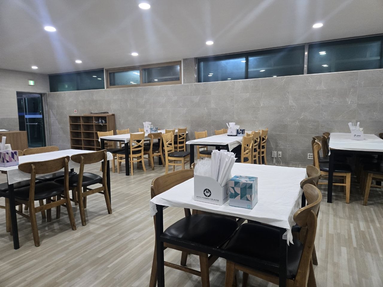 곤지암장례식장 식당 내부 테이블