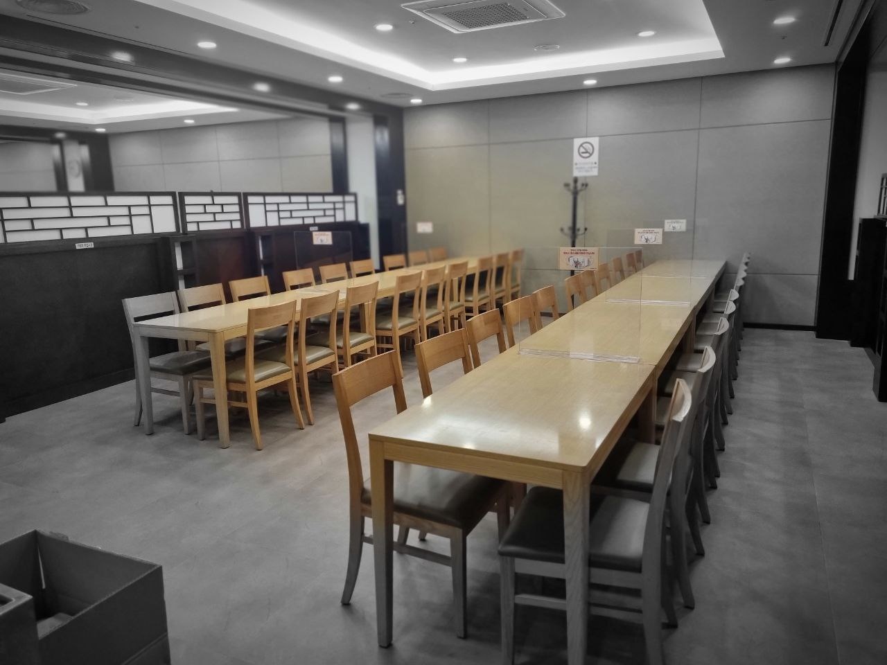 삼성서울병원장례식장 넓은 다이닝 공간 다이닝 공간에 놓인 긴 테이블과 의자들