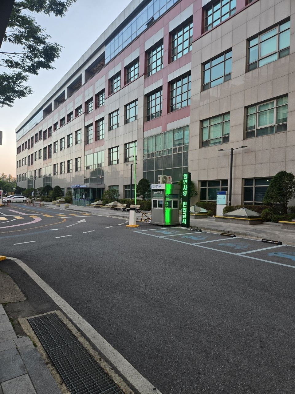 일산병원장례식장 병원 건물 전경과 입빈관 입구 입빈관 출입구가 있는 병원 건물 외관