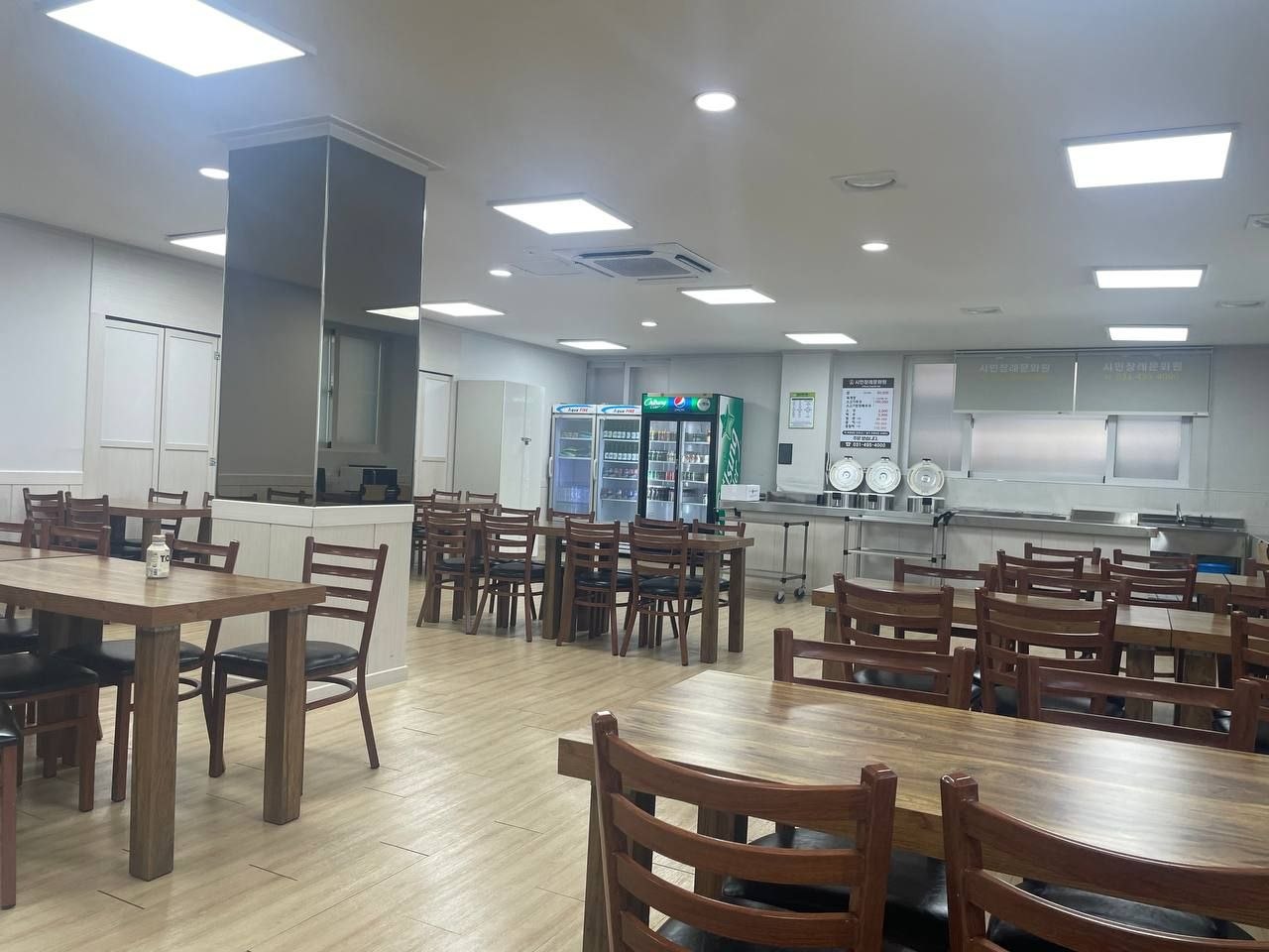 안산시민장례문화원 식당 내부와 배식 구역 식당 배식 공간 모습