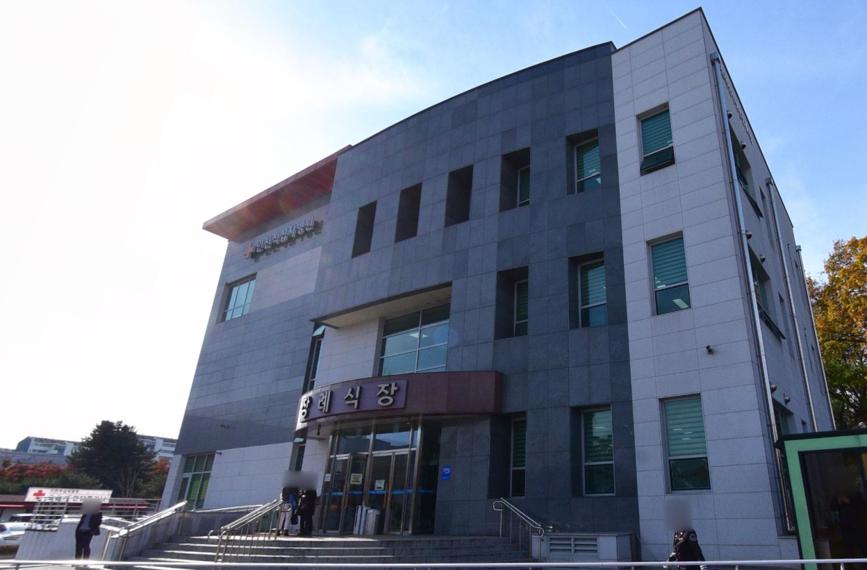 인천적십자장례식장 출입구 계단 인천적십자장례식장 정문 측면