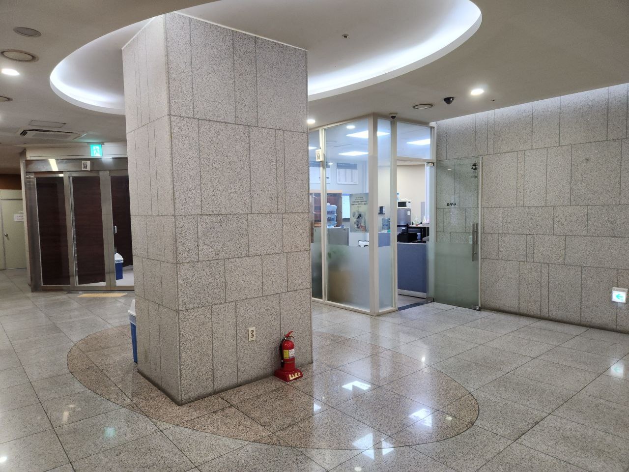 일산복음병원장례식장 석재 로비와 안내실 입구 석재 로비와 안내실 입구가 보이는 장례식장 내부