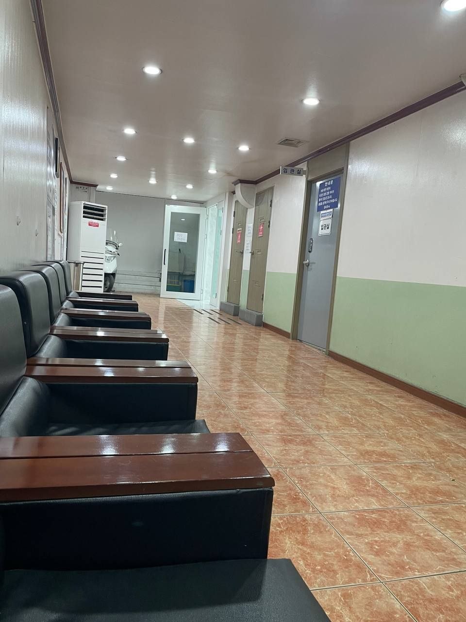 강서장례식장 복도 대기 좌석 공간