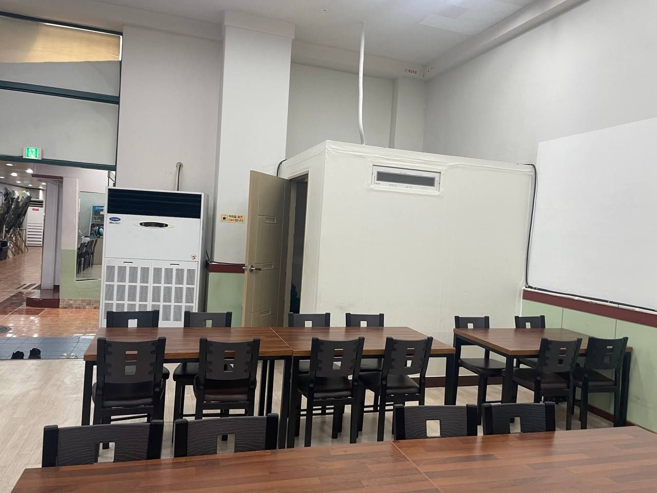 강서장례식장 테이블이 배치된 식사 공간