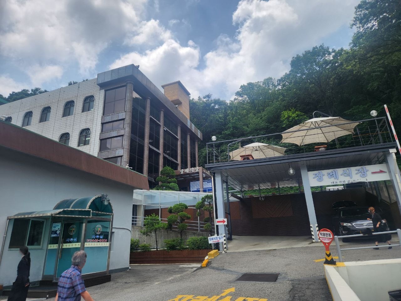 안양메트로병원장례식장 차량 진입로와 외관 장례식장 진입로와 건물 외관이 보입니다.