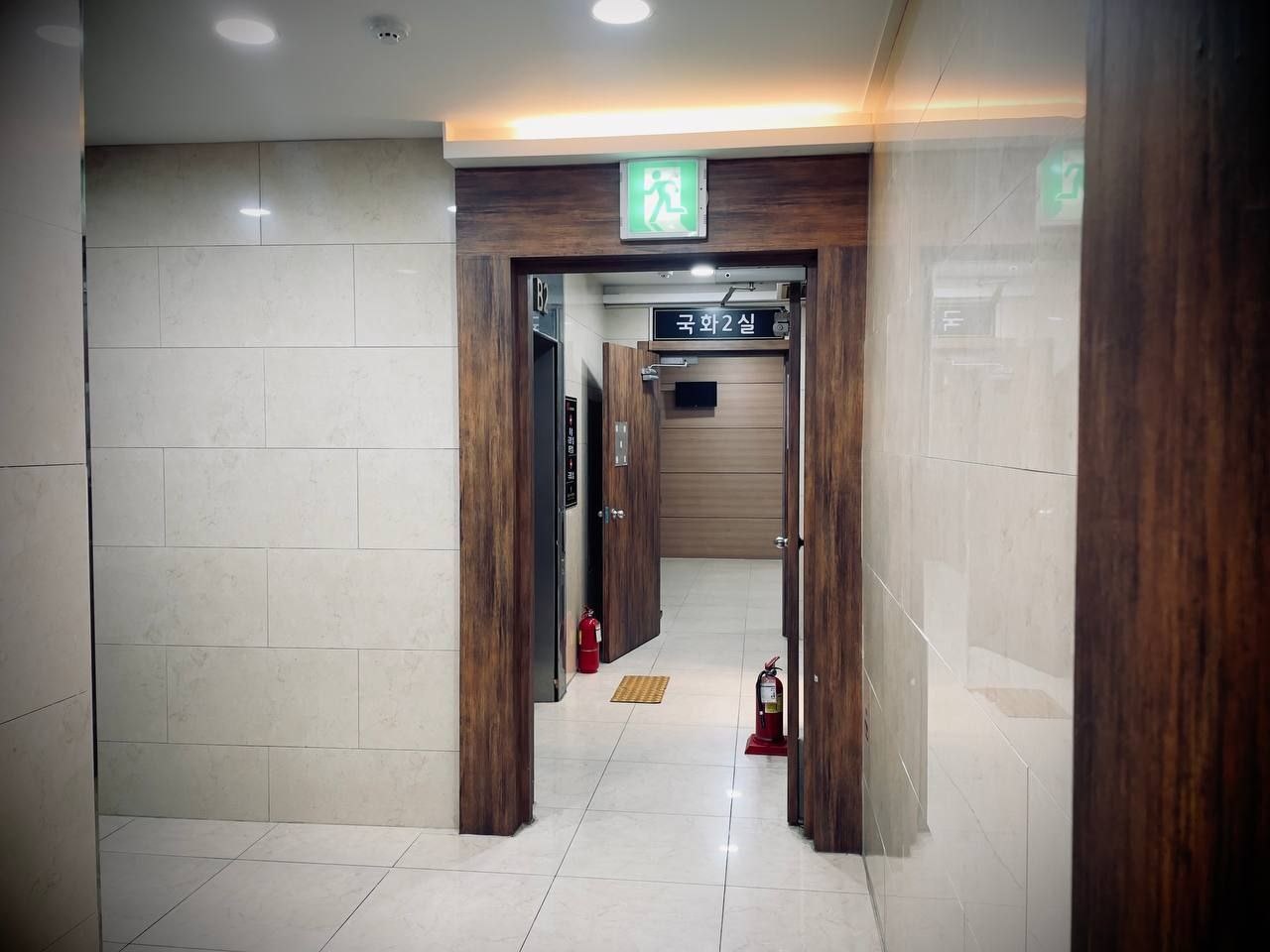 연세장례식장 국화2실 입구 복도 안내등 연세장례식장 국화2실 입구 복도 모습