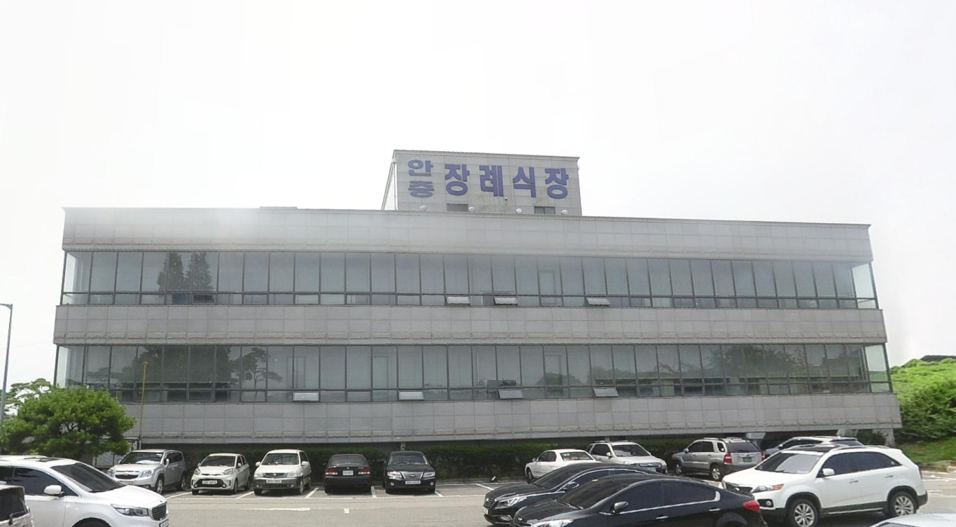 안중장례문화센터 옥상 간판과 주차장 전경 안중장례문화센터 간판 주차장 전경