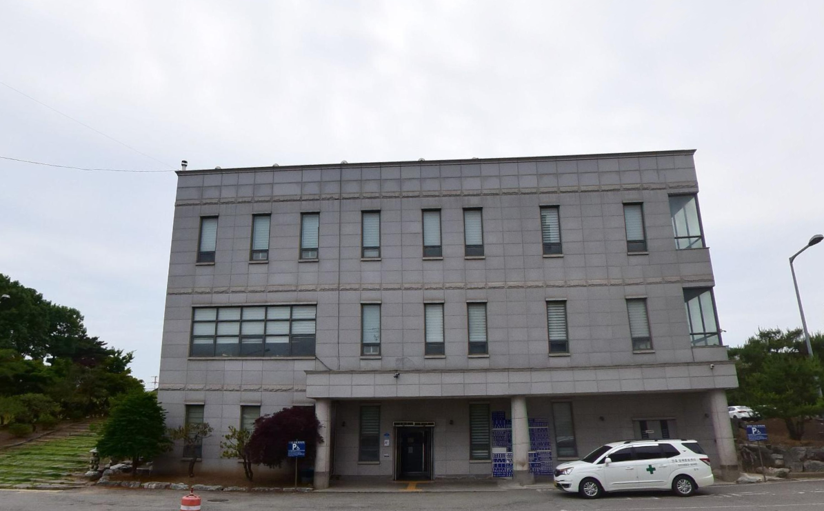 안중장례문화센터 출입구가 보이는 정면 외관 안중장례문화센터 정면 출입구 전경