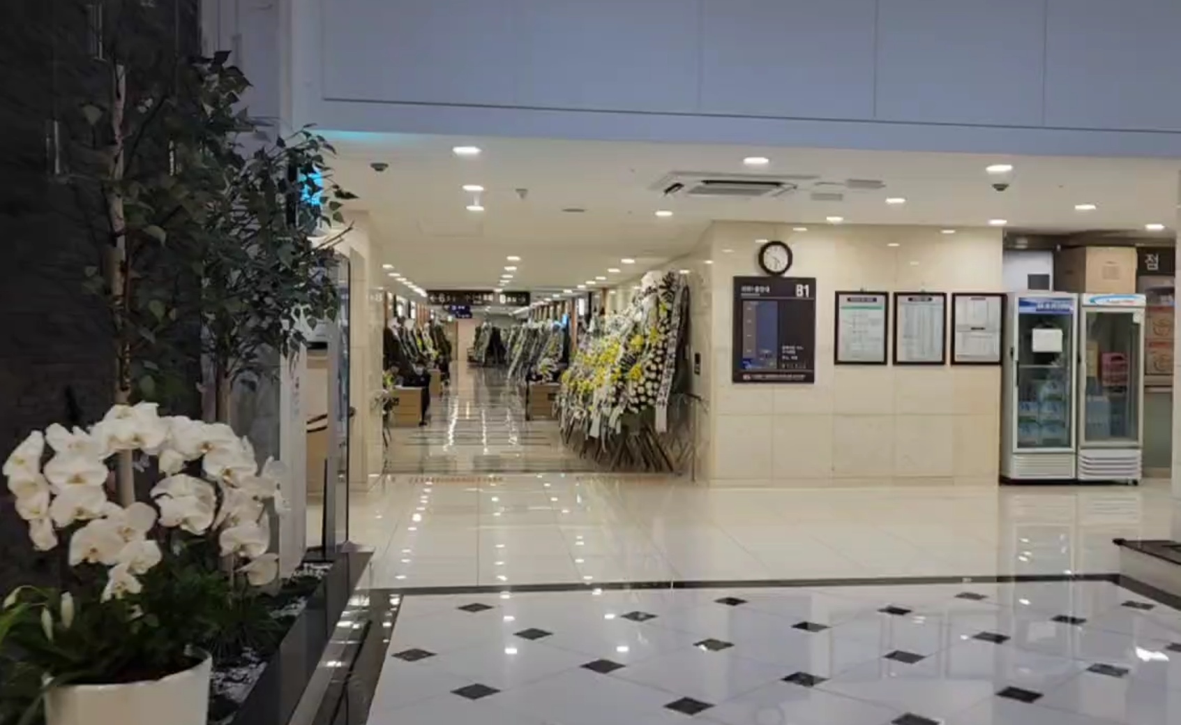 화환이 늘어선 여의도성모장례식장 복도