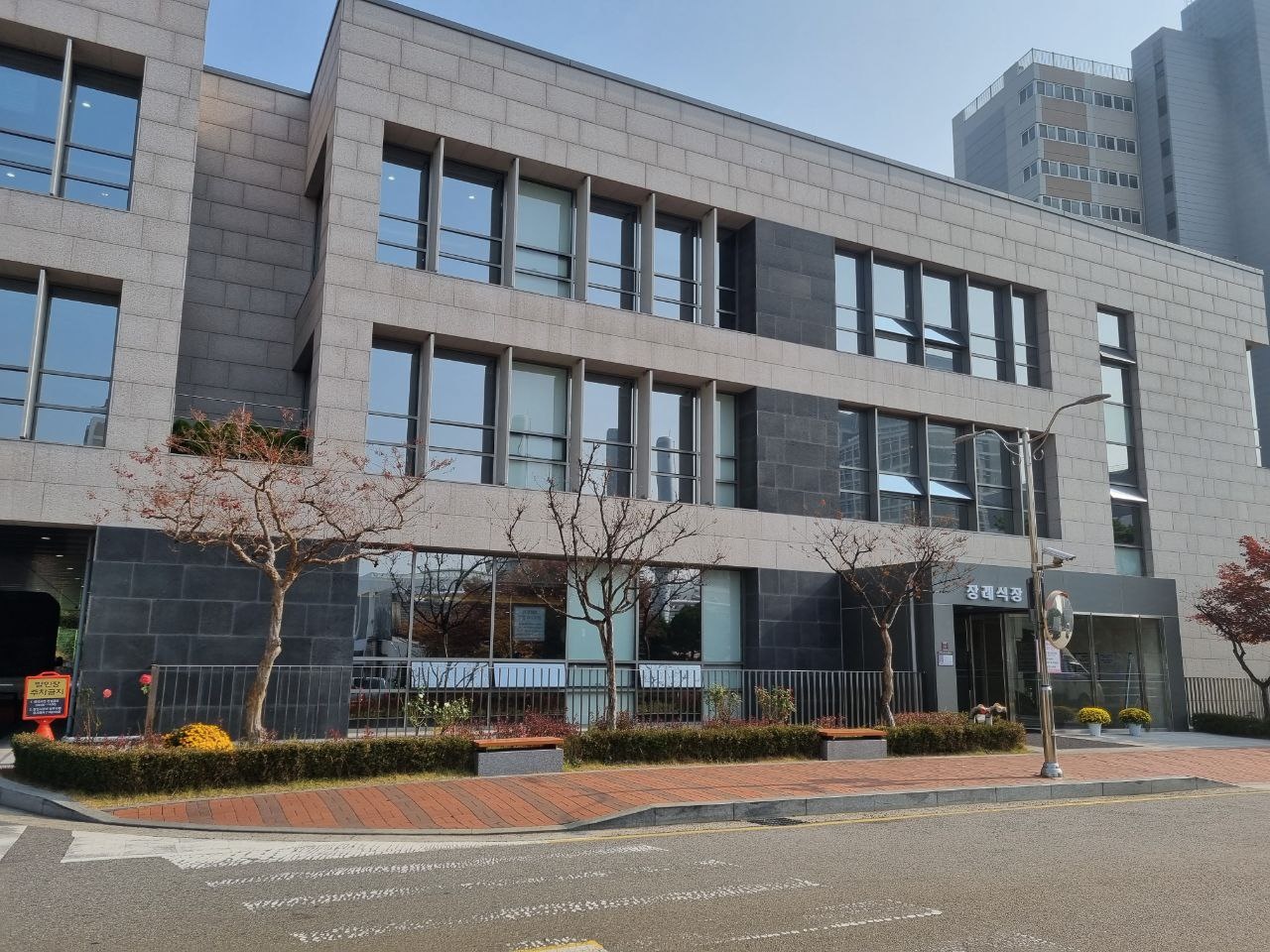 아주대학교병원장례식장 석재 외관과 정문 입구 석재 외관의 아주대학교병원장례식장 전경