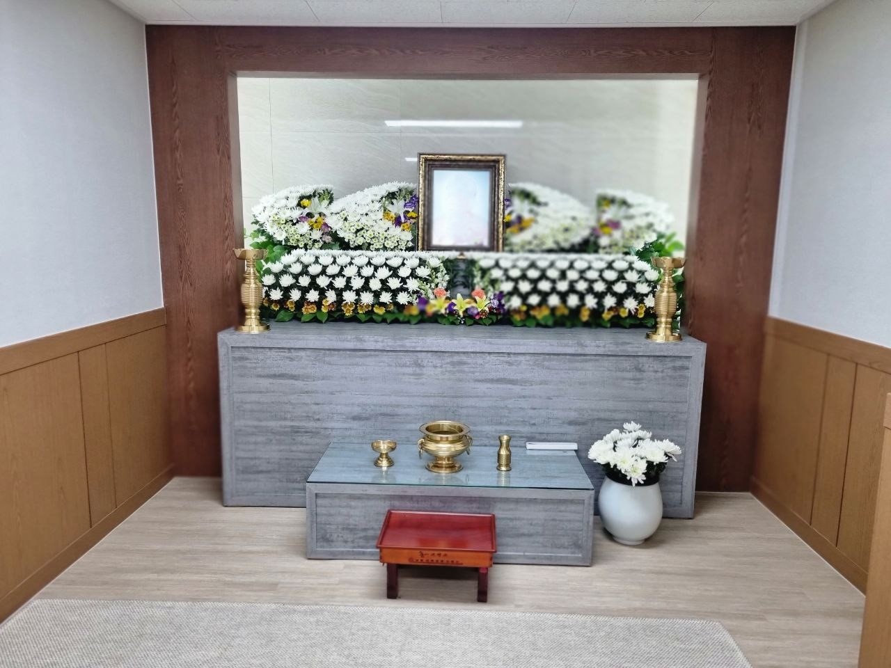 용인제일메디장례식장 흰 국화 빈소 제단 흰 국화로 꾸민 빈소 제단 사진