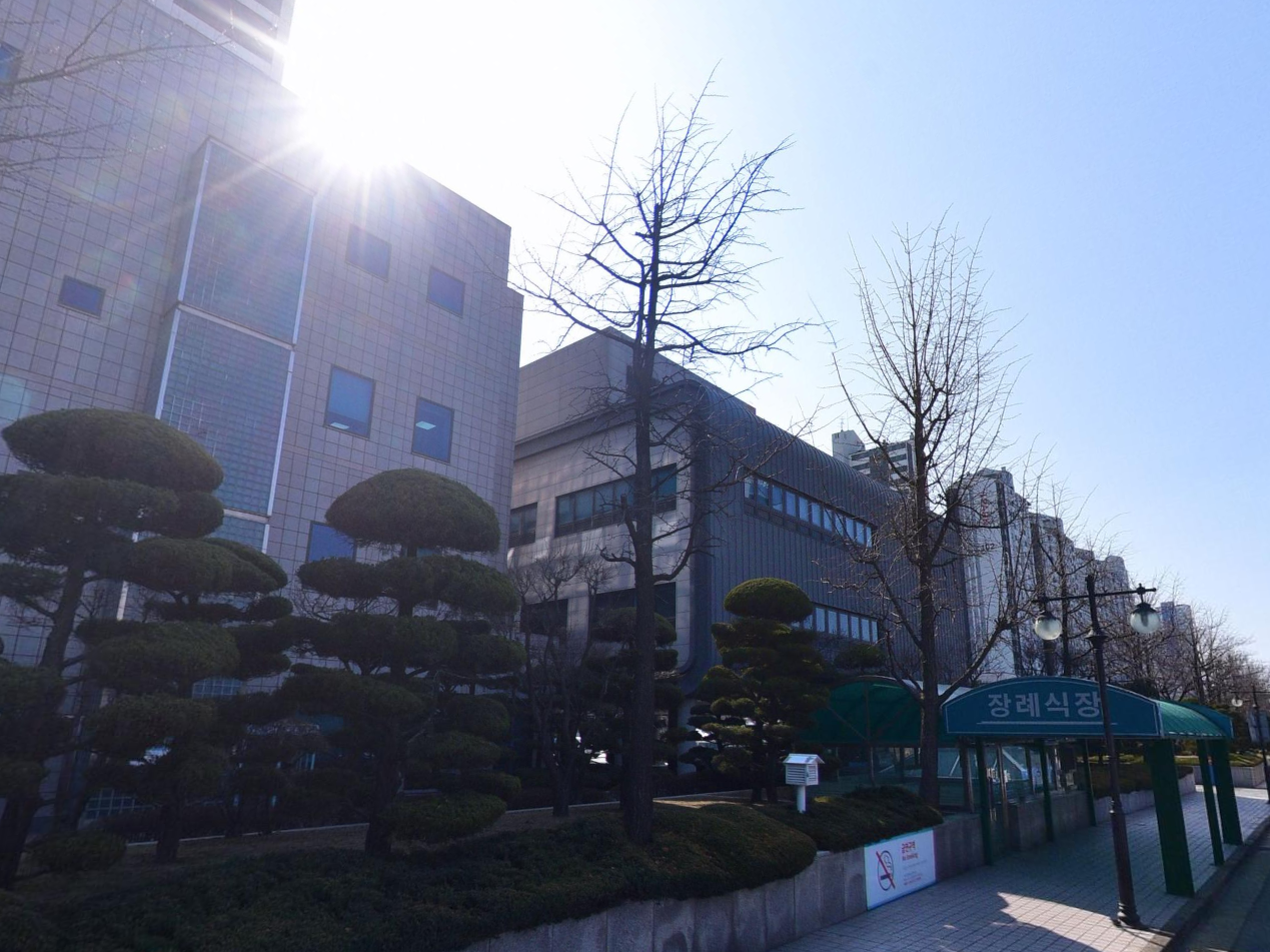 인하대병원장례식장 조경수와 장례식장 입구 표지 인하대병원장례식장 정원수 사이 입구 캐노피